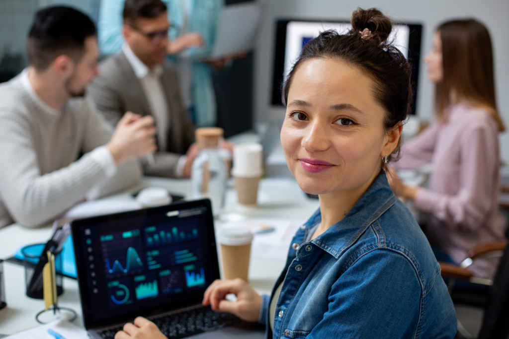 Inteligência artificial em pequenas empresas no Brasil: guia prático com soluções acessíveis, automação, chatbots e ferramentas para aumentar a produtividade em 2025.